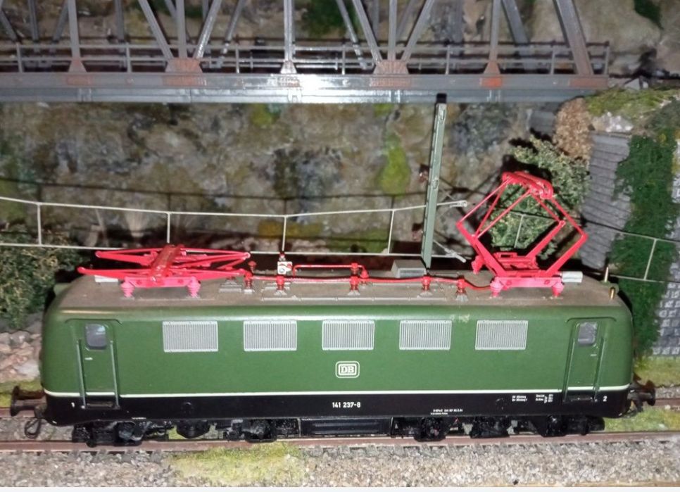 Locomotiva fleischmann BR141 scara H0, 1:87

Tracțiune integrală pe do