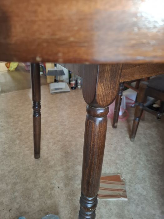 Подарявам  разтегателна дървена трапезарна маса със струговани  крака