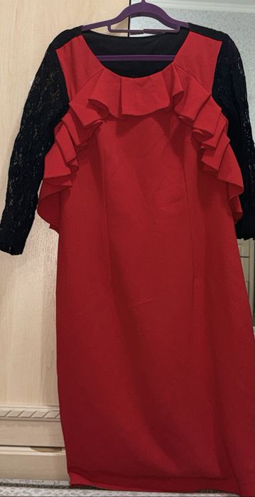 Красное платье с кружевными рукавами