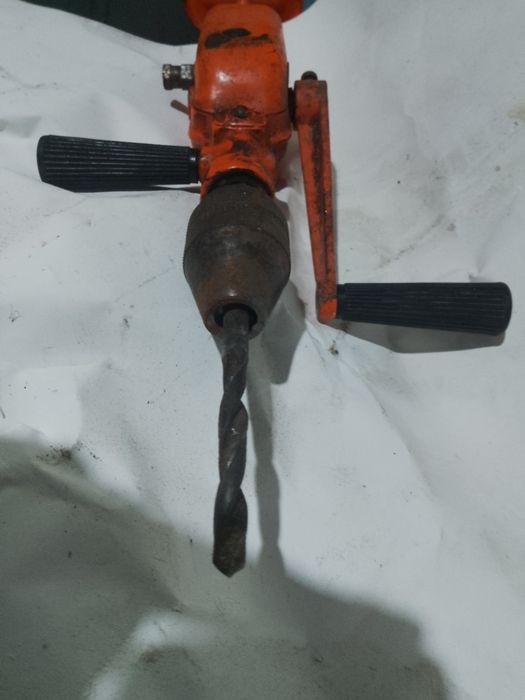 Ръчна дрелка за пробиване на отвори