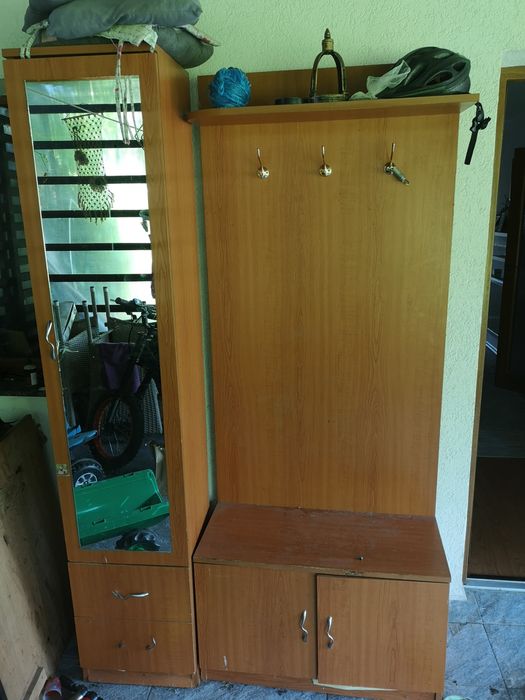 Cuier hol cu rafturi