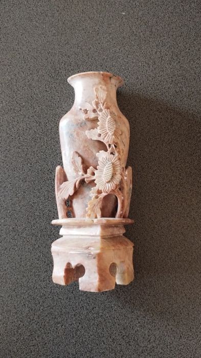 Vând vaza din piatra