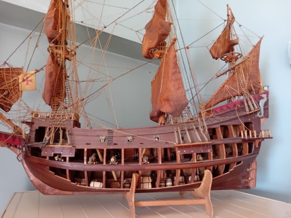 Obiect de colecție macheta corabie lucrata manual și un tablou goblen