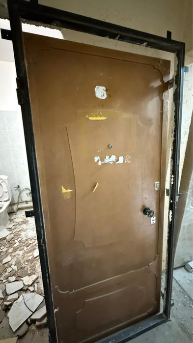 Продам бу входную  дверь