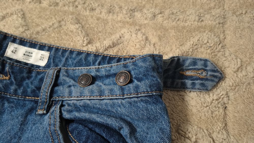 Blugi albaștri clasici, talie înaltă, model lejer, material rezistent,