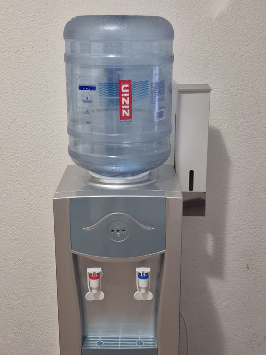 Dozator de apa  cu  3 bidoane 19L