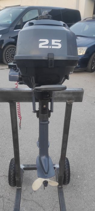 Извънбордов четиритактов двигател за лодка Yamaha 2,5
