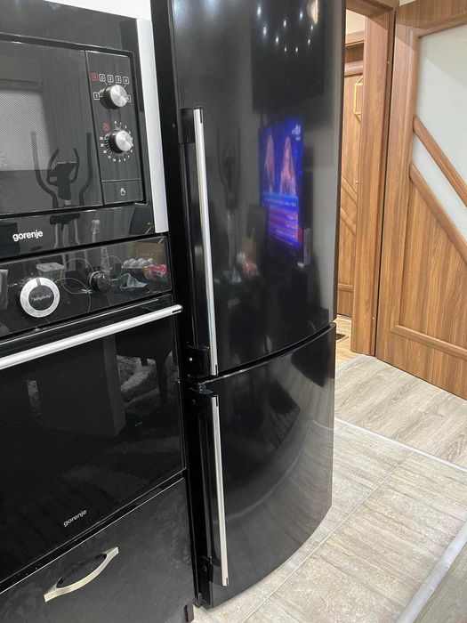 Хладилник с фризер Gorenje Simplicity, черен