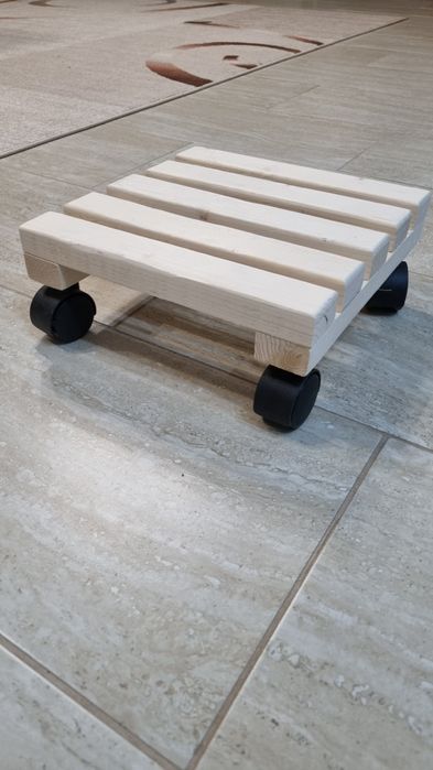 Suport ghivece din lemn masiv cu roti