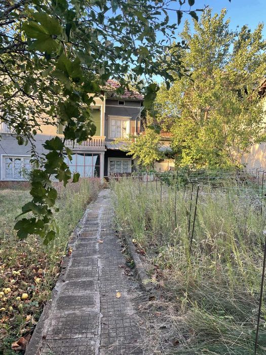 Двуетажна къща в село Петърница