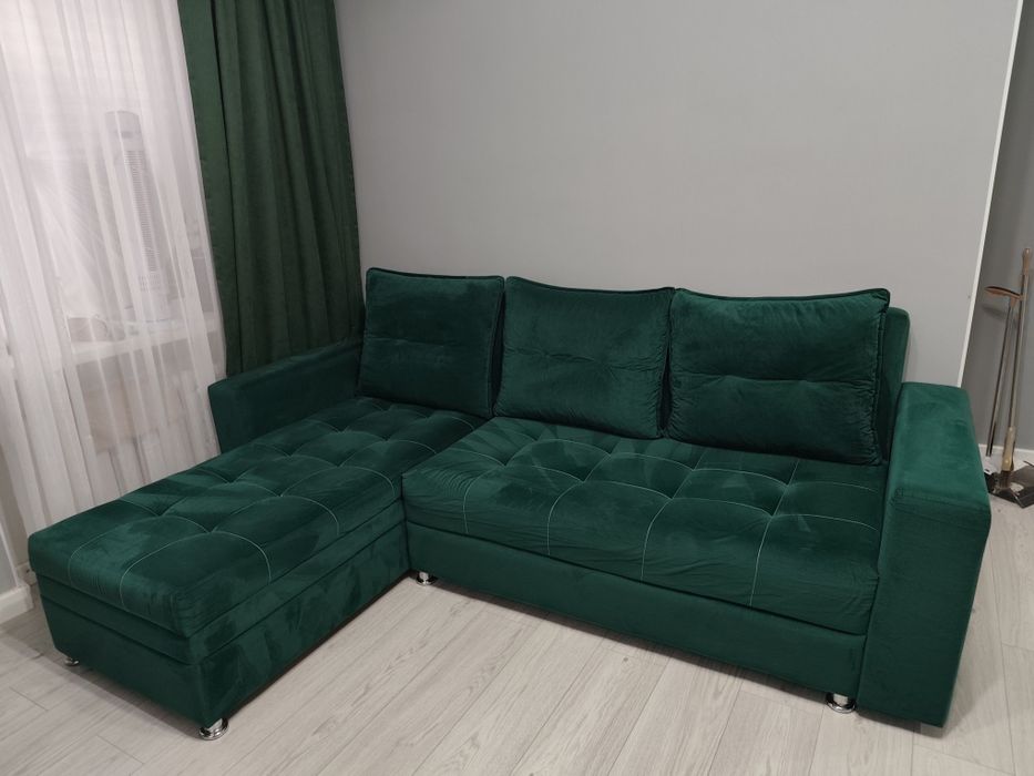 Угловой диван, темно зелёного цвета