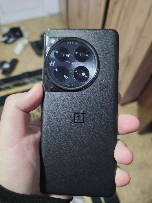 OnePlus 12 телефон