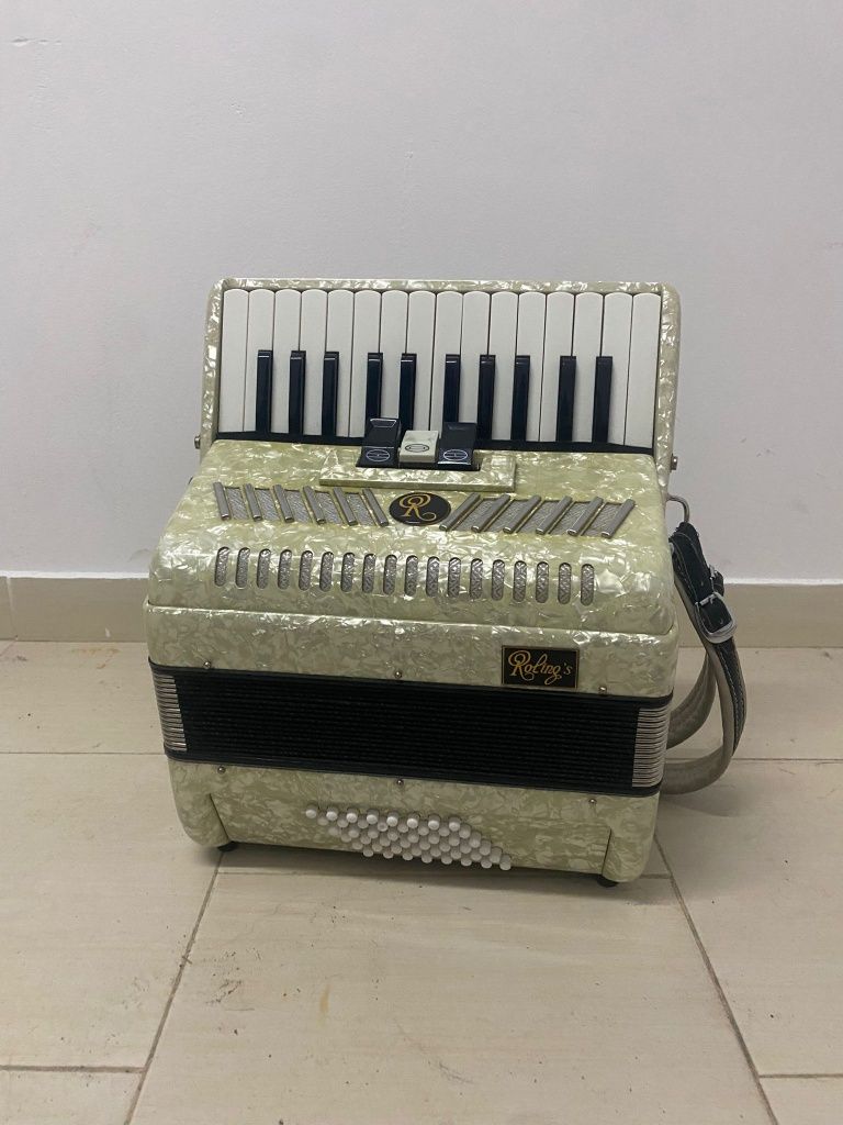 Vând acordeon 48 basii