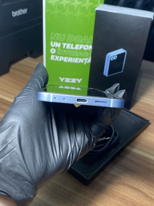 Samsung Galaxy Z Flip6 • 256 GB • Blue