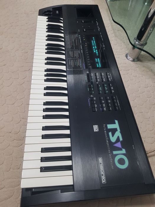 Ensoniq ts10 yangi 99%