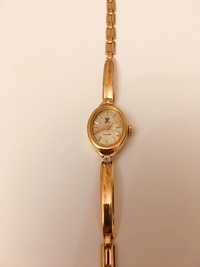 золотые часы с браслетом