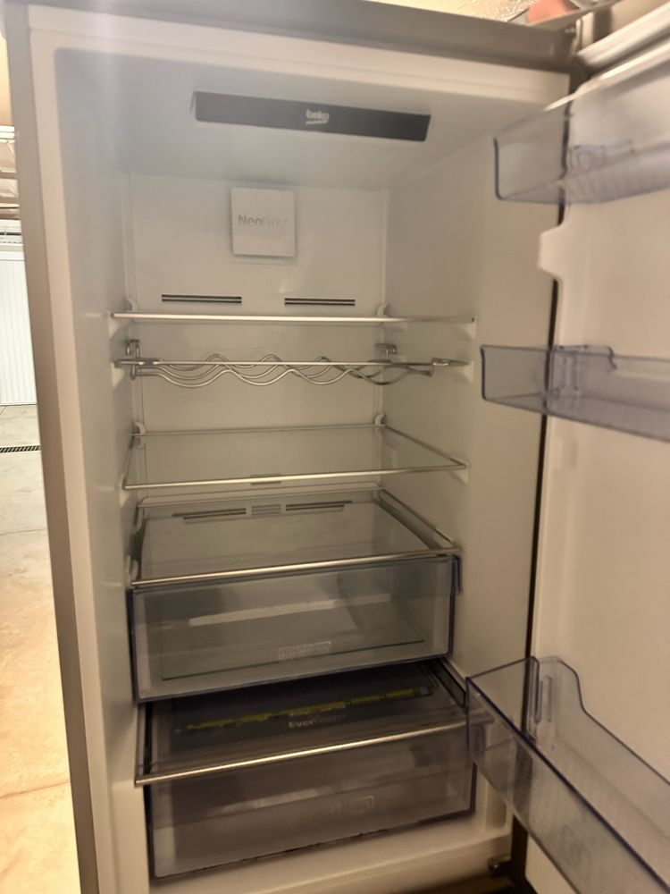 Продавам хладилник с фризер Beko