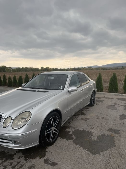 Mercedes e220.