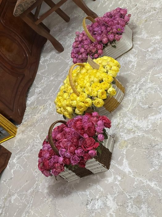 Пионовидные розы в корзине, свежие цветы