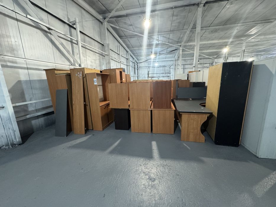 В продаже столы офисные и шкафы
