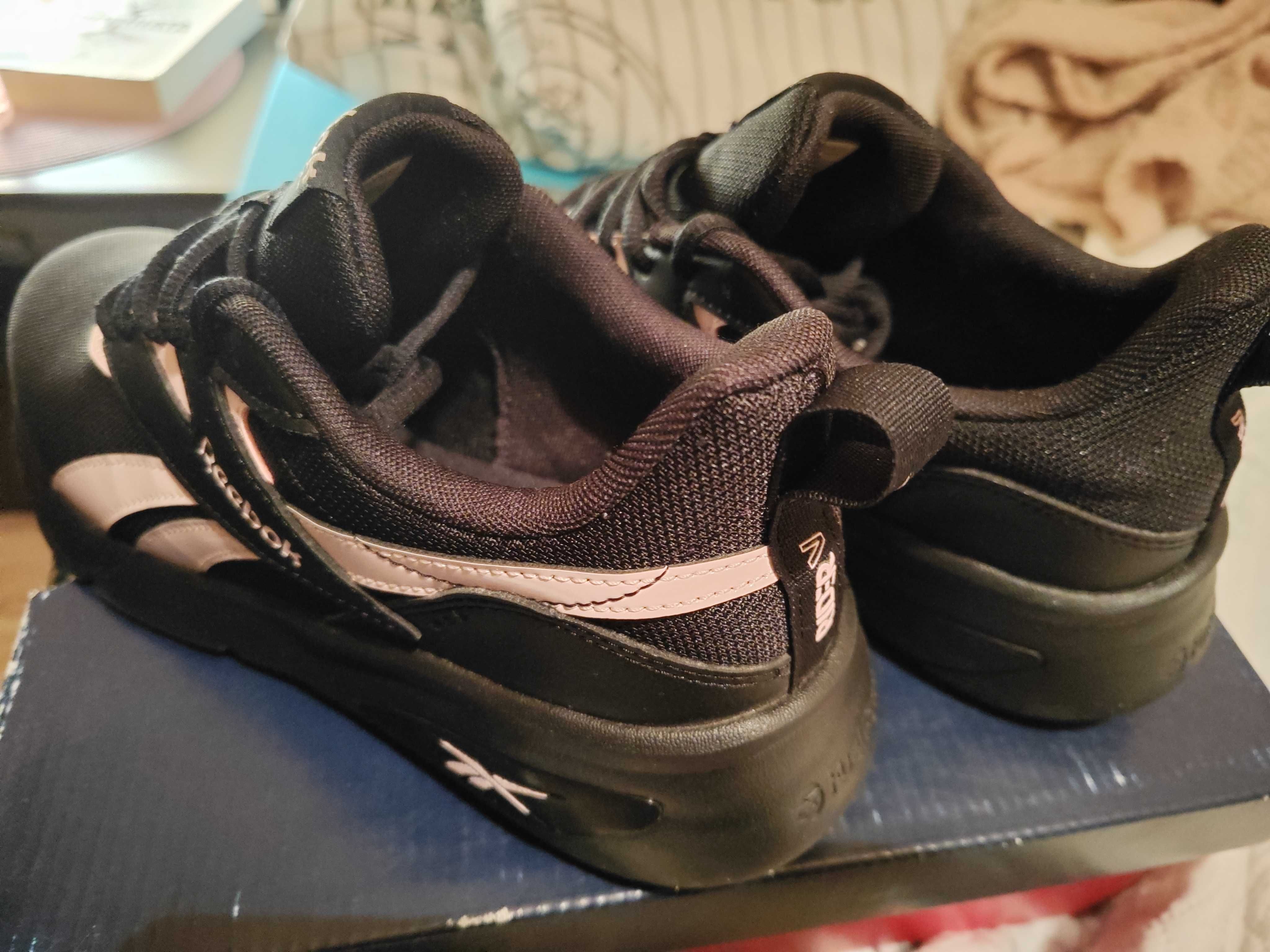 Спортни обувки Reebok ЧЕРЕН 38.5 н