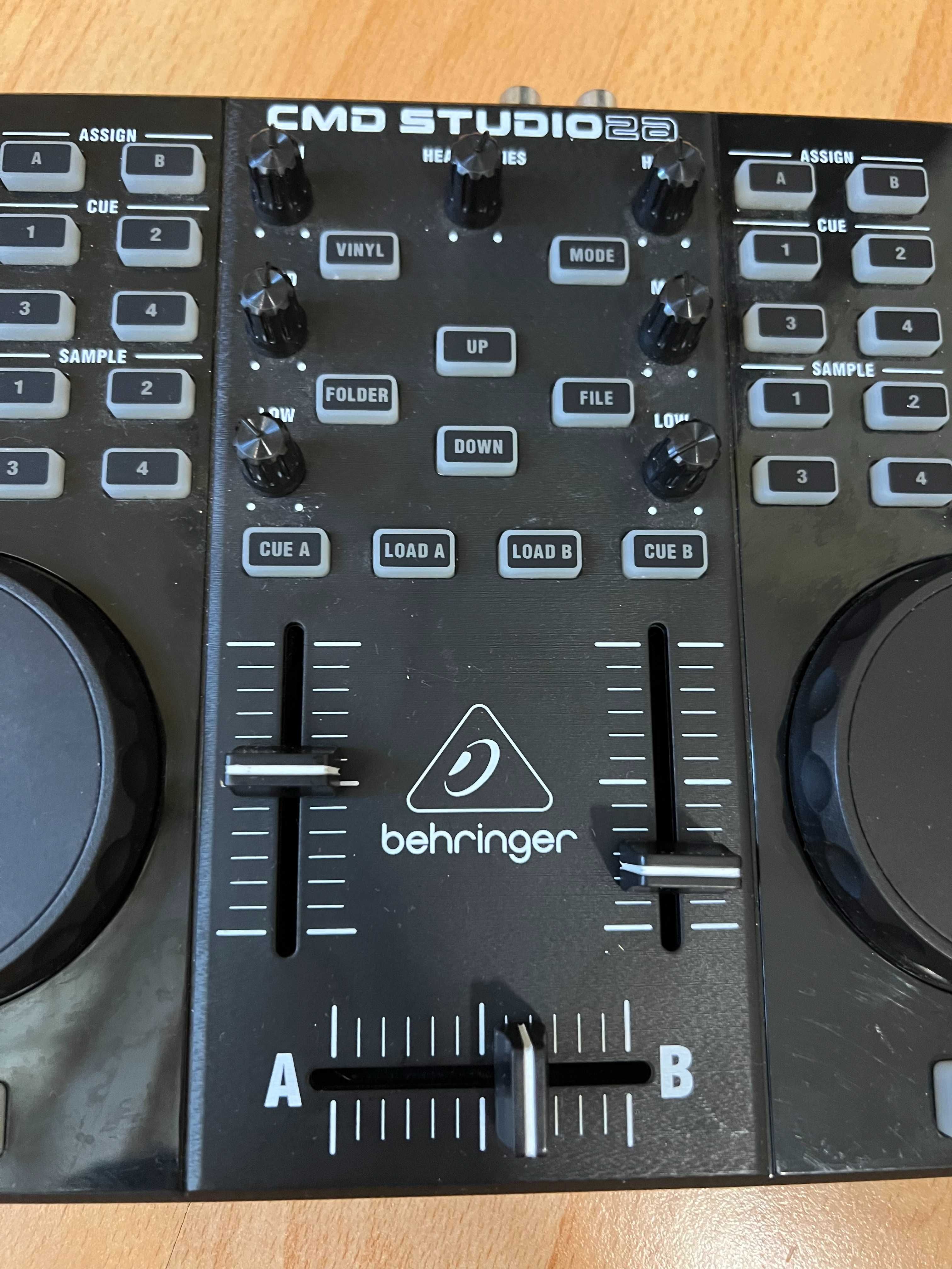 DJ контролер / микс пулт / миксер Behringer