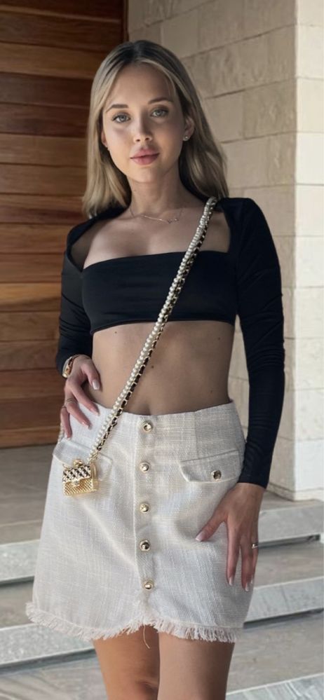 Бяла пола тип Шанел Chanel със златни копчета къса