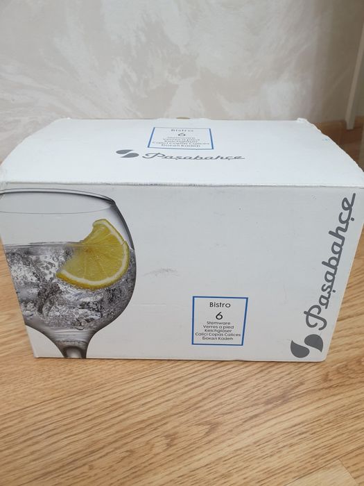 Кувшин с бокалами