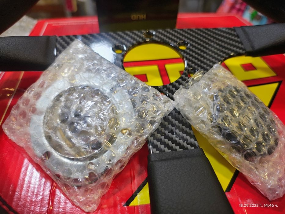 Спортен волан МОМО карбон кожа.