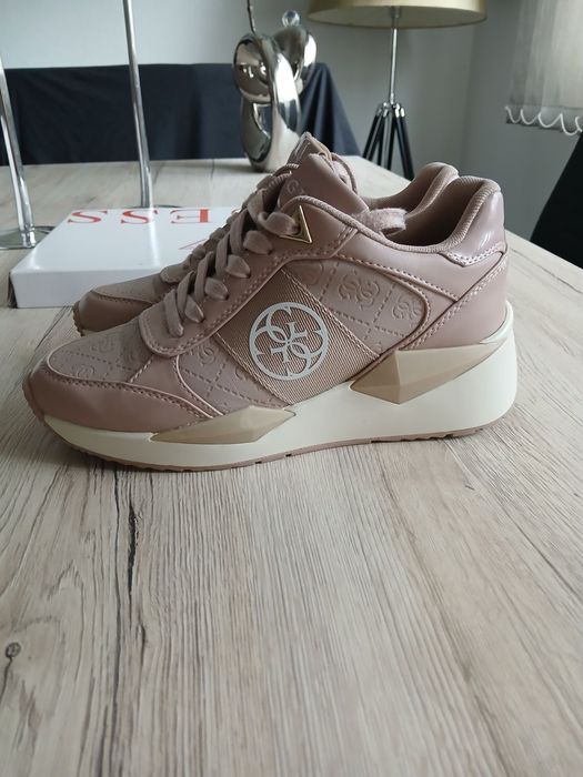 Спортни обувки Guess