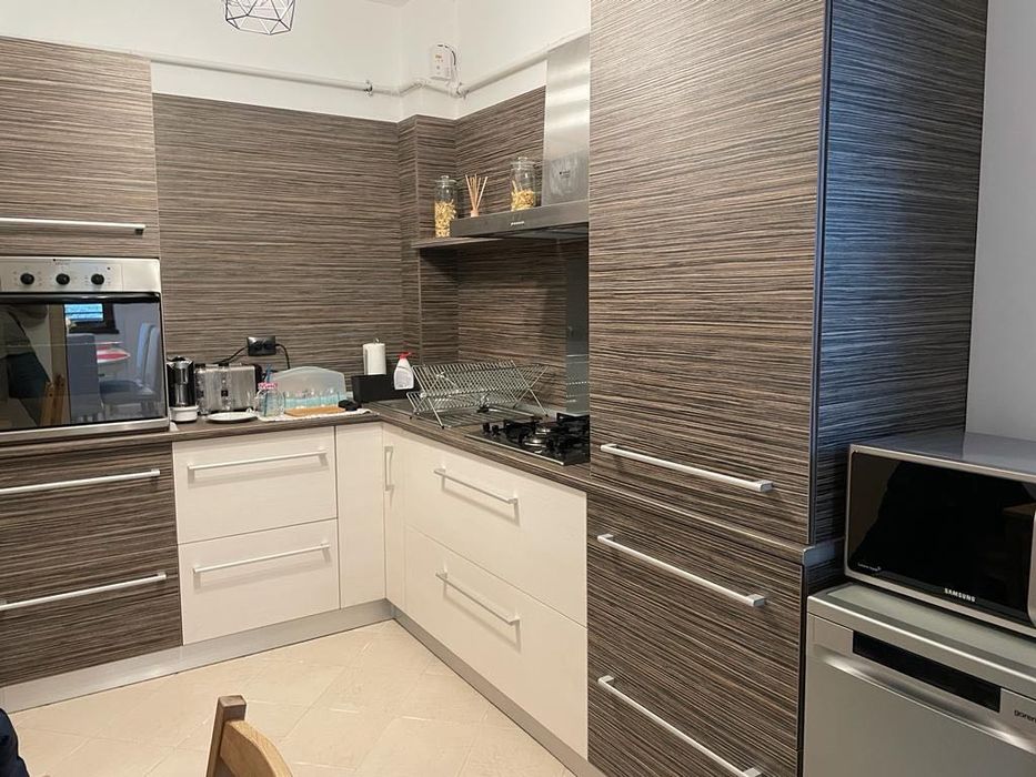 Mobilă bucătărie și electrocasnice