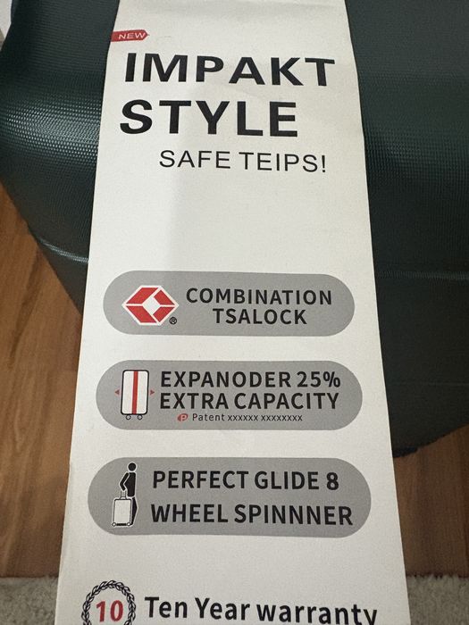 Комплект чемоданов