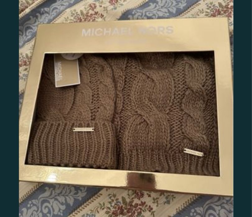 Michael Kors оригинален комплект от шал и шапка  в лешников цвят