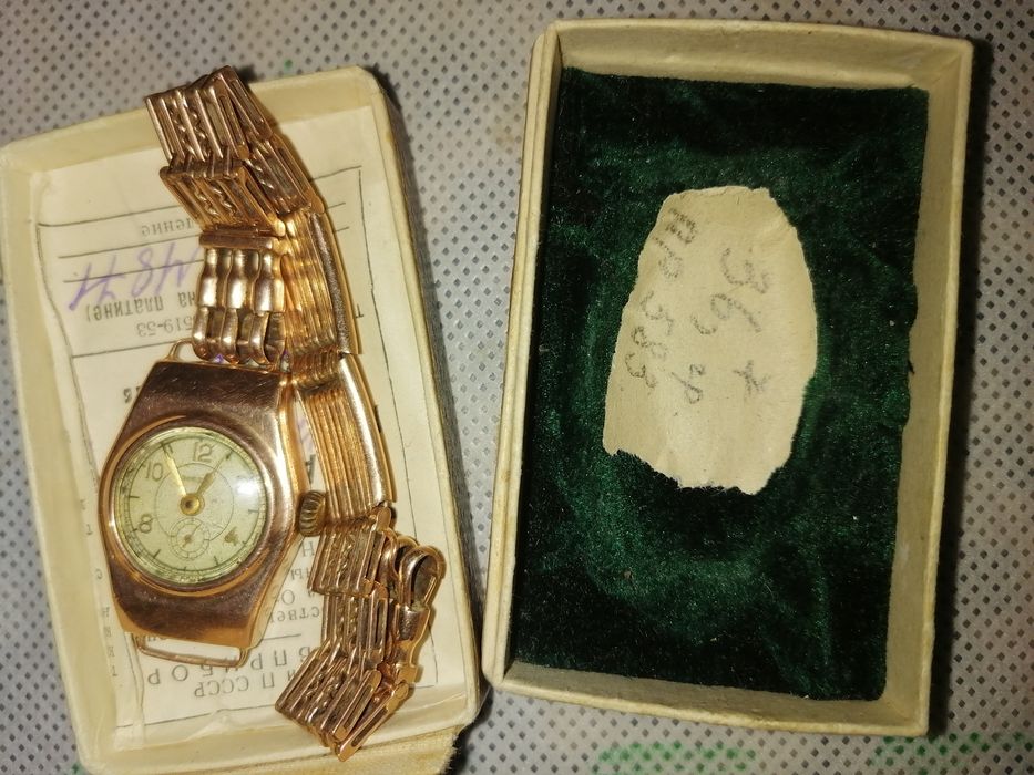 Tilla soat juda nafis ishlangan