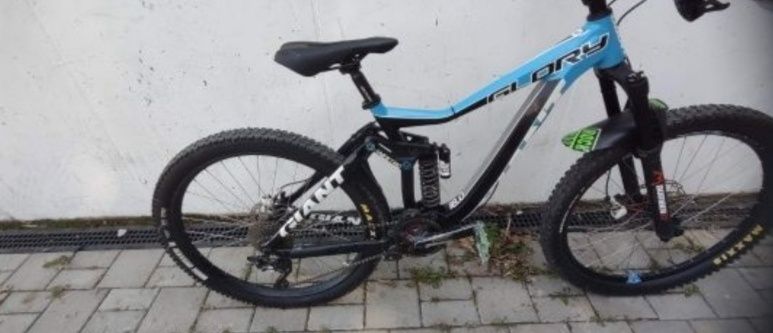 Vând bicicleta full suspension downhill citiți descrierea