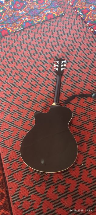 Gitara sotiladi.