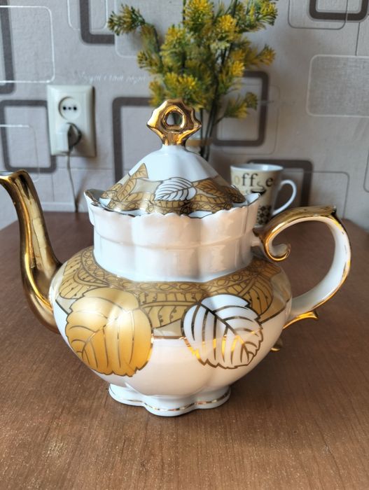 Продам заварной фарфоровый чайник.