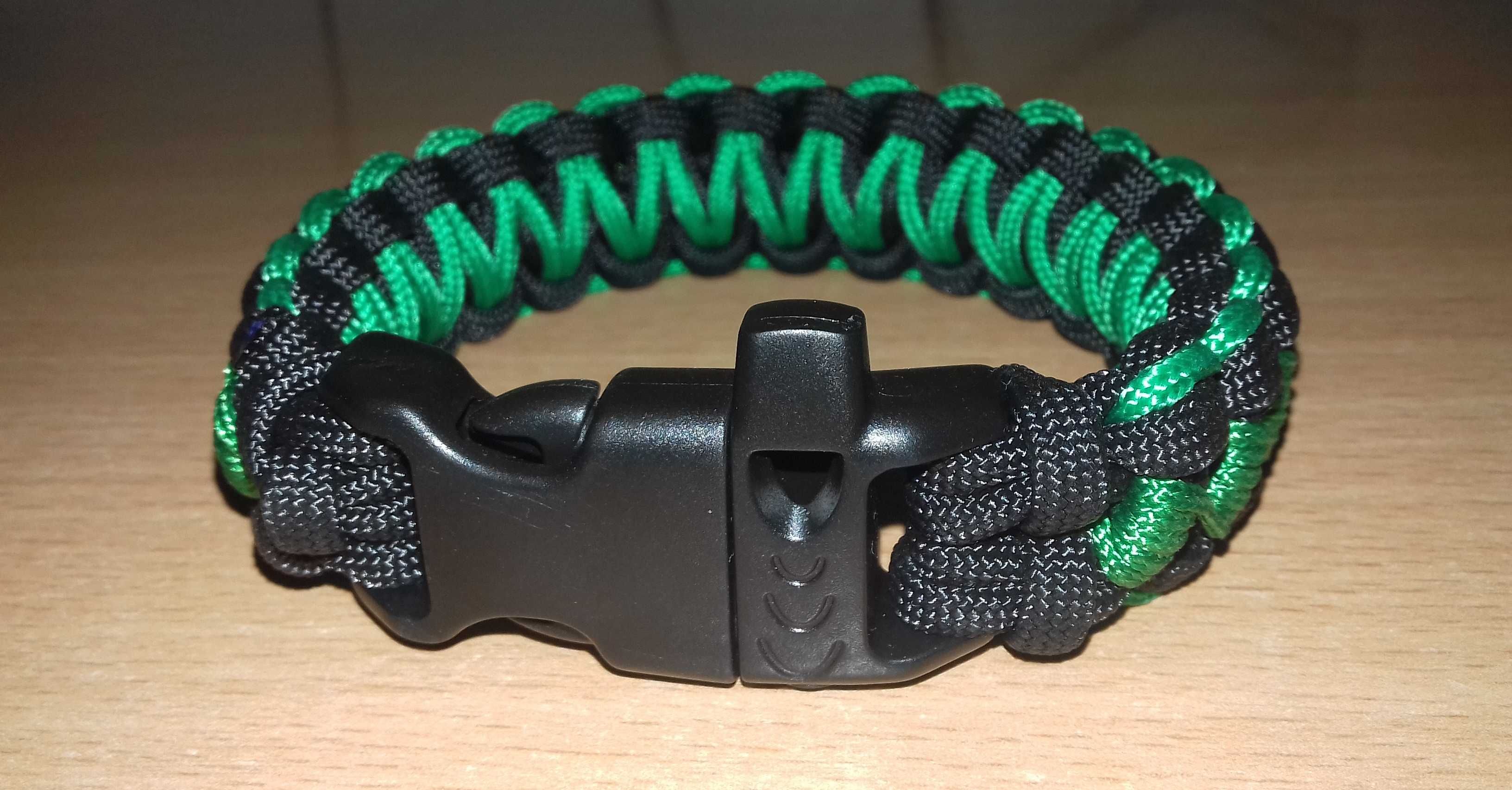 Brățară fixă din paracord USA negru cu verde și trident cu fluier