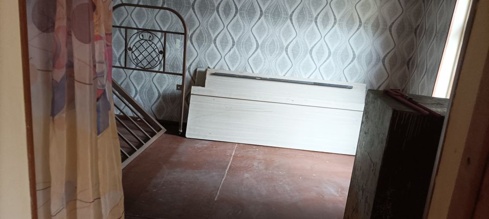 Uy sotiladi. Hovli, cherdak va podvalli.