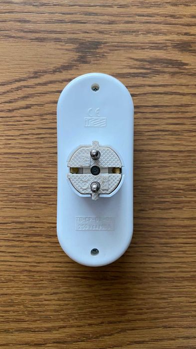 Adaptor triplu cu acces frontal