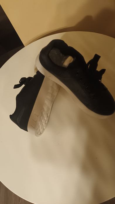 Vând adidasi /pantofi casual pt barbati