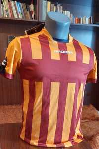Продавам оригинална тениска на Diadora на Galatasaray 
Размер:142 см