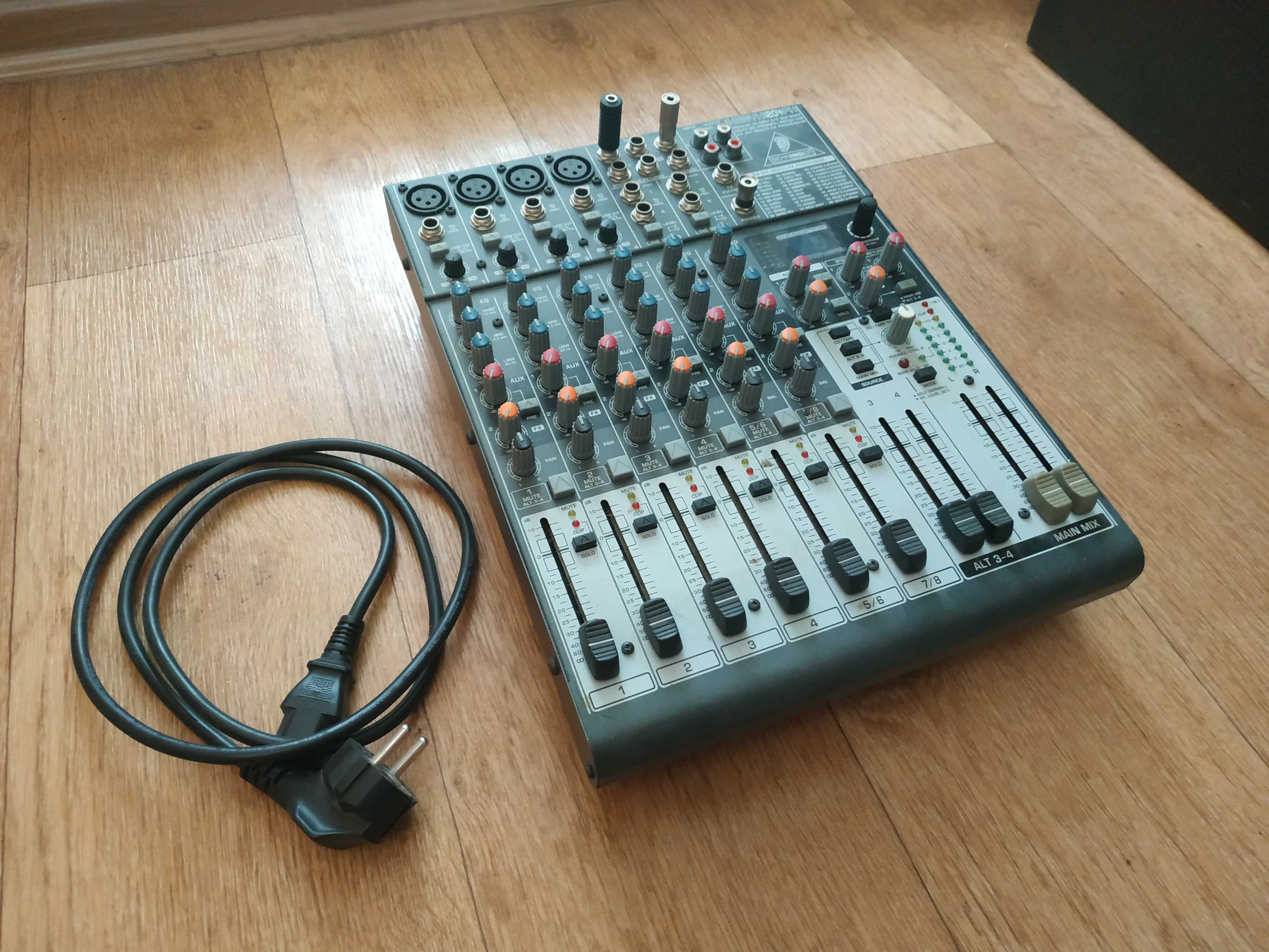 Микшерный пульт Behringer Xenyx 1204FX