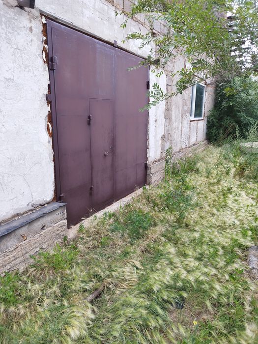 Продам ворота утеплённые с дверью 2.80x2,80