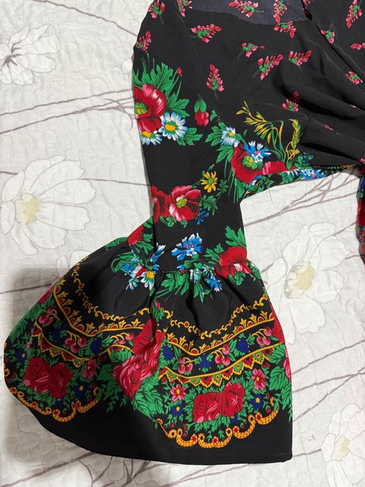 Rochie gipsy cu bandană, corset și batic.