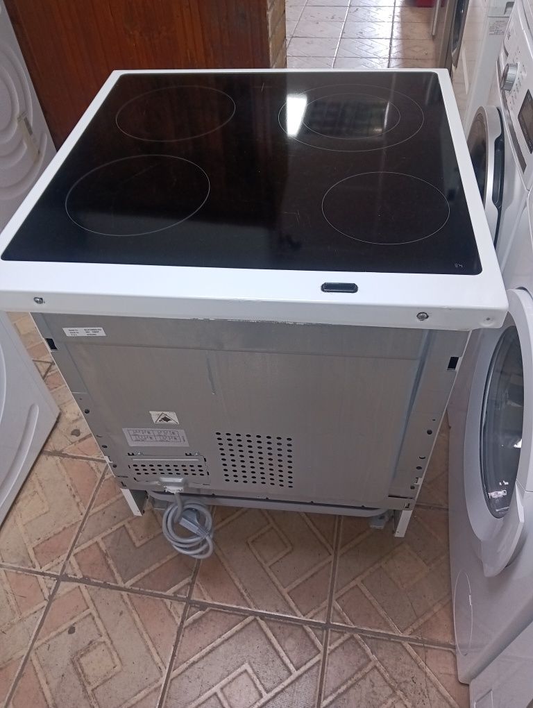 Свободно стояща печка с керамичен плот Voss. Electrolux с гаранция!