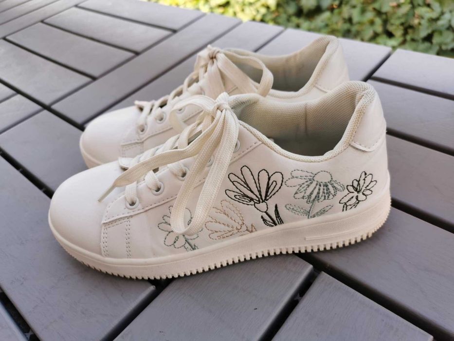 Teniși cu broderie RESERVED, mărime 35, stare foarte bună