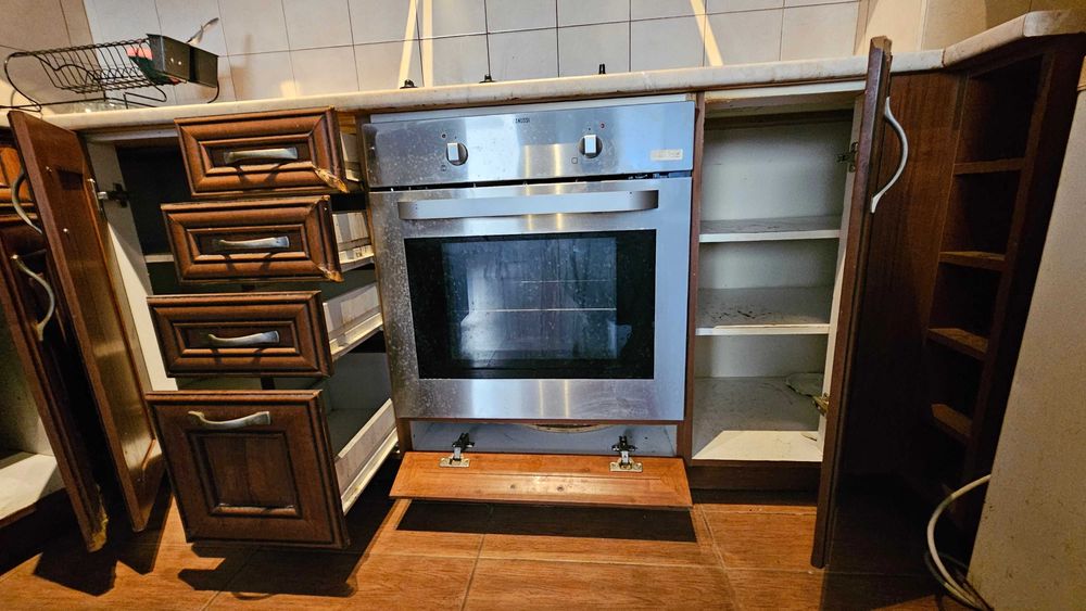 Ъглова кухня с фурна, мивка и аспиратор