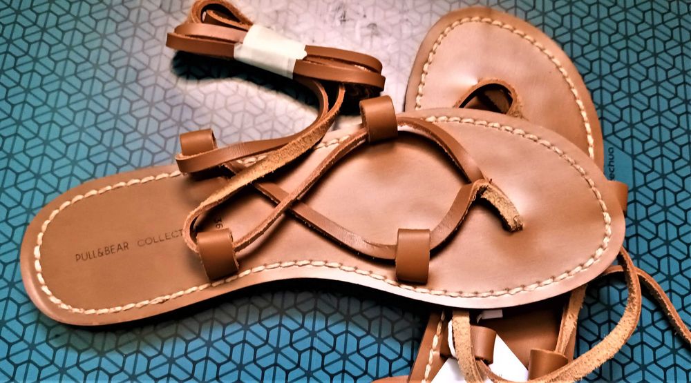 Pull & Bear Sandale maro negre cu bretele infasurate, marimea 36