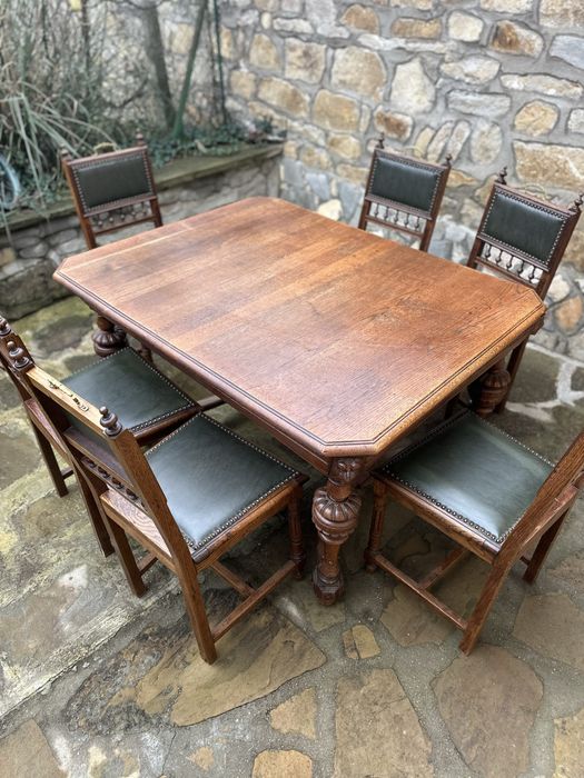 Продавам масивен антикварен трапезен комплект маса + 6 стола